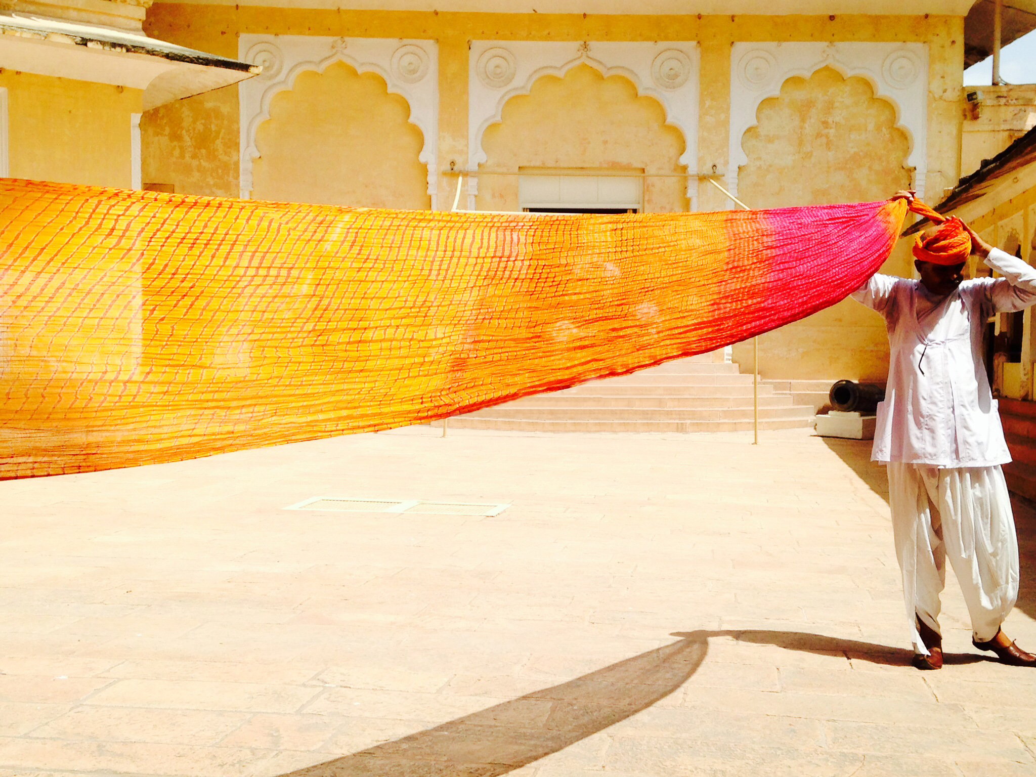 Hombre arreglando su turbante en Jodhpur