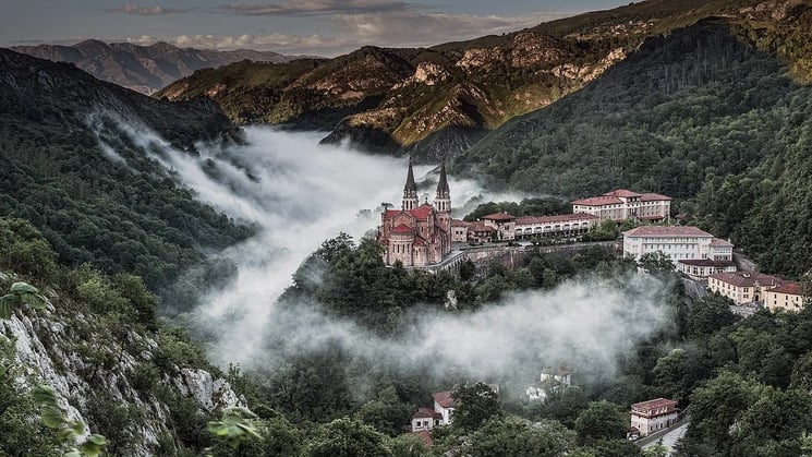 Picos de Europa. BASILICA DE SANTA MARIA LA REAL