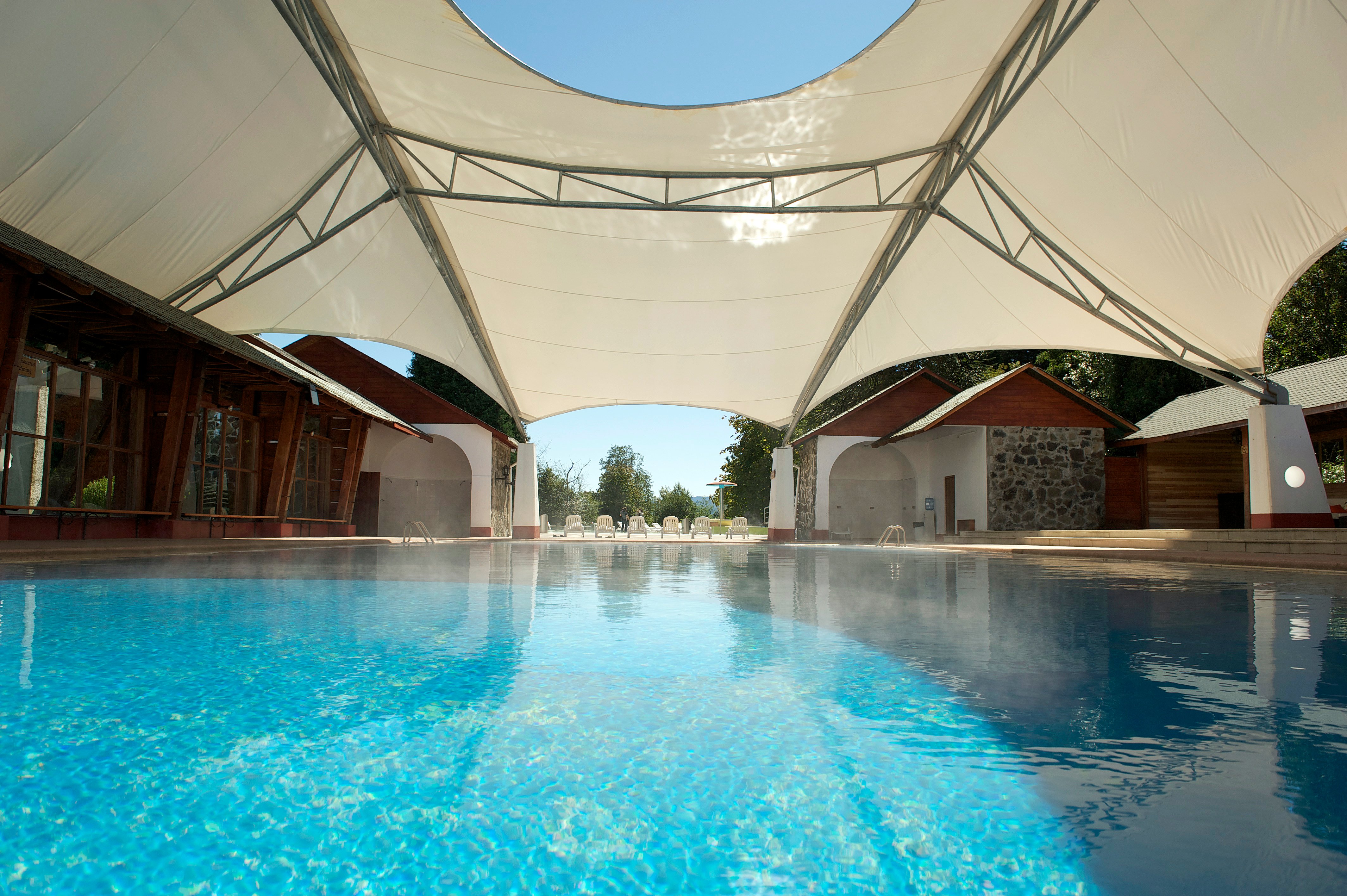 Piscina termal semi cubierta en Termas de Puyehue