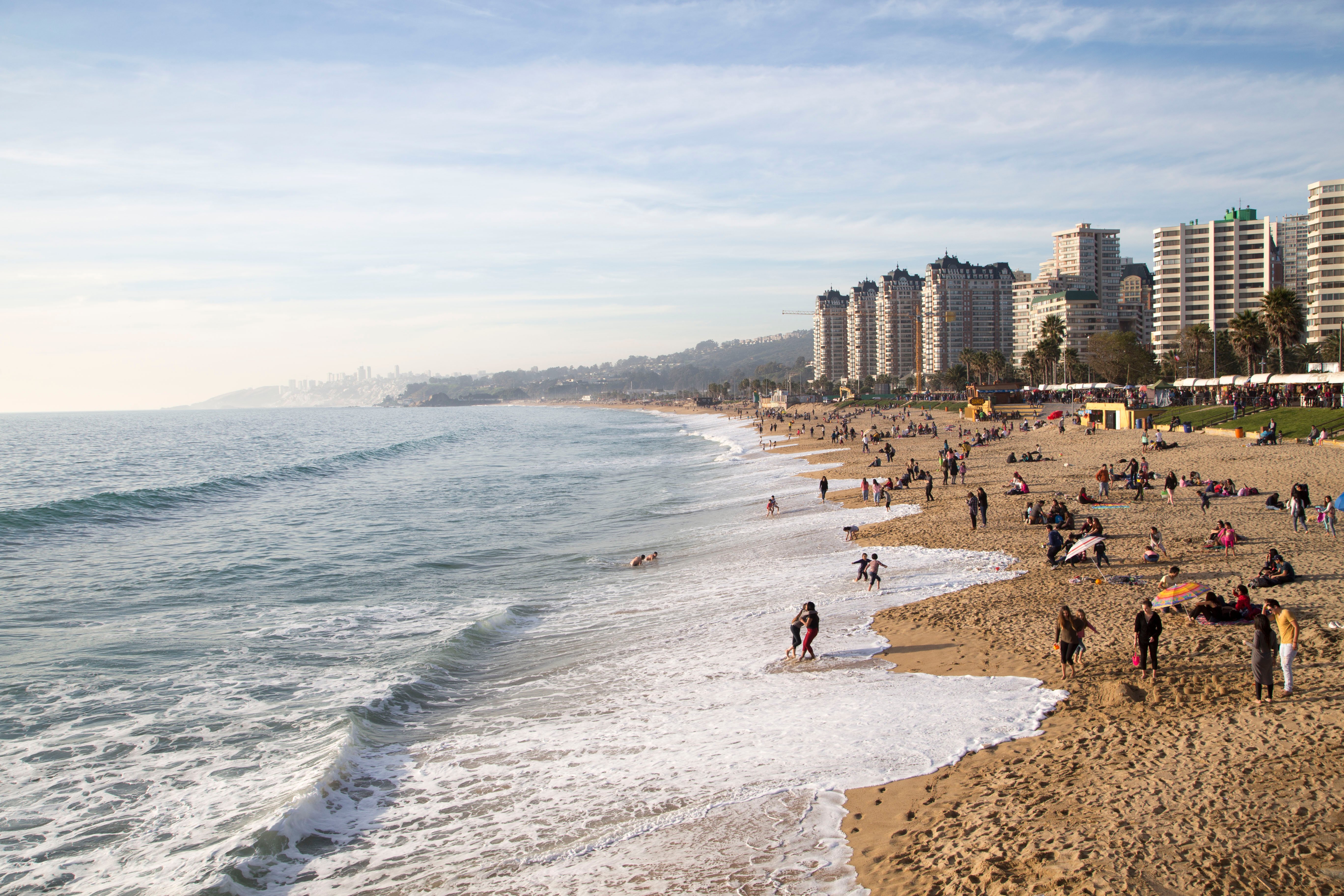 Playa de Viña del Mar con bañistas
