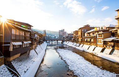 takayama_-twilightshow-_istock-1130737358